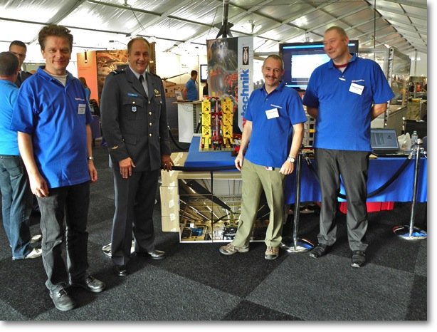 Luchtmachtdagen-06-Leeuwarden-2011 - Stef, Andries en Eric samen met Commodore Ir. PK Ort, directeur van het LCW.